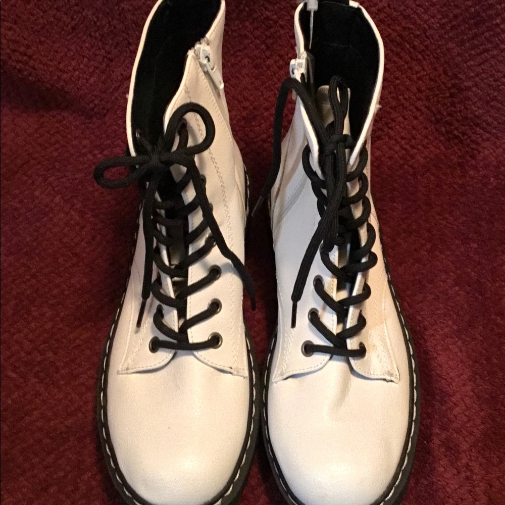 Women’s NWOT white UNIONBAY combat boots / size 7.5 - Picture 6 of 6